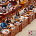 Menteri komunikasi dan digital menkomdigi meutya hafid tengah saat menghadiri rapat kerja bersama komisi i dpr di kompleks parlemen jakarta pusat pada senin 2612026 antarafarhan arda nugraha